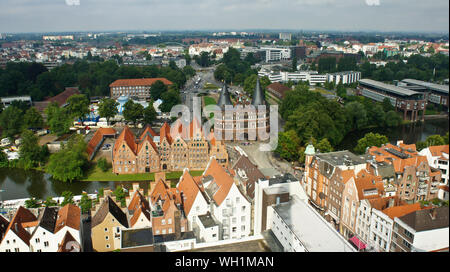 Lübeck, Deutschland - 07/26/2015 - Luftbild malerischen Blick auf Holstentor oder Holstentor und Salzspeicher Lagerhallen in Altstadt, schöne Architektur, sonnigen Stockfoto