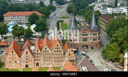 Lübeck, Deutschland - 07/26/2015 - Ansicht von oben oder Holstentor Holstentor und Salzspeicher Lagerhallen in Altstadt, schöne Architektur, sonnigen Tag Stockfoto