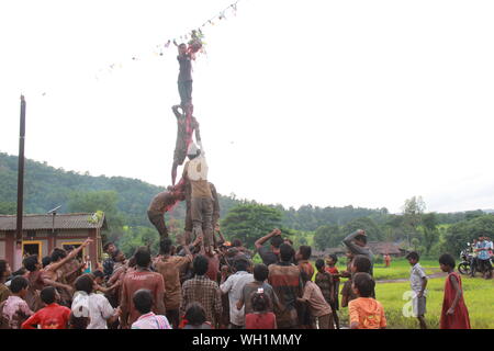 Die Menschen feiern Dahi Handi Festival 2019, Igatpuri, Maharashtra, Indien Stockfoto