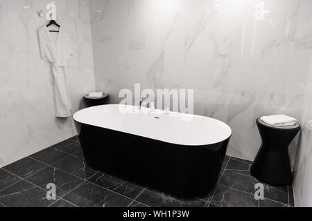 Moderner Minimalismus bad Interieur in Schwarz und Weiß gehalten. Stockfoto
