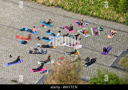 Rotterdam, Niederlande, 8. September 2018: Luftaufnahme von Yoga auf der gepflasterten Fläche von Gelderseplein Platz üben oder buyangasana Stockfoto