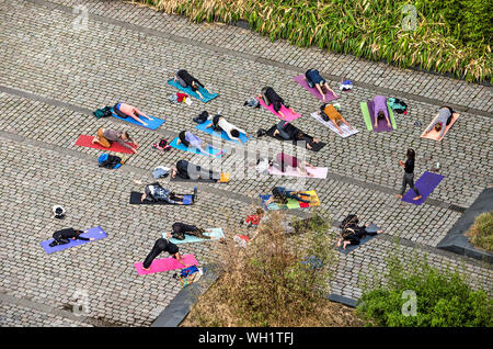 Rotterdam, Niederlande, 8. September 2018: Yoga auf downtwon balasana Gelderseplein Platz üben oder Kind darstellen Stockfoto