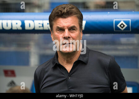 Dieter Hecking (HH) ist mit Blick auf die Bank, Brustbild, Fussball 2. 1. Fussballbundesliga, 5. Spieltag, Hamburg Hamburg Hamburg (HH) Hamburg - Hannover 96 (H) 3:0 am 16.08.2019 in Hamburg/Deutschland. € | Nutzung weltweit Stockfoto