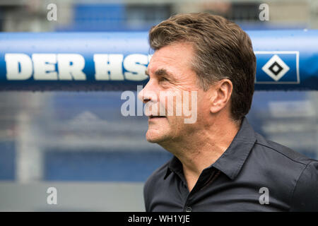 Dieter Hecking (HH) ist mit Blick auf die Bank, Brustbild, Fussball 2. 1. Fussballbundesliga, 5. Spieltag, Hamburg Hamburg Hamburg (HH) Hamburg - Hannover 96 (H) 3:0 am 16.08.2019 in Hamburg/Deutschland. € | Nutzung weltweit Stockfoto