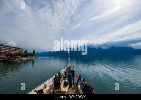 Montreux, Schweiz - 2. Mai 2018: Touristische Schiff segelt entlang dem Genfer See bis zum Schloss Chillon. Stockfoto