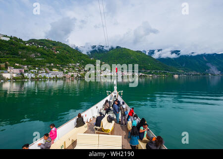 Montreux, Schweiz - 2. Mai 2018: Touristische Schiff segelt entlang dem Genfer See bis zum Schloss Chillon. Stockfoto