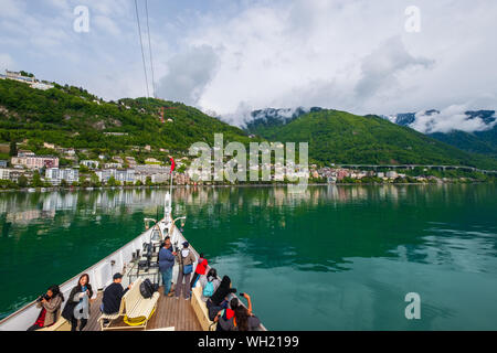 Montreux, Schweiz - 2. Mai 2018: Touristische Schiff segelt entlang dem Genfer See bis zum Schloss Chillon. Stockfoto