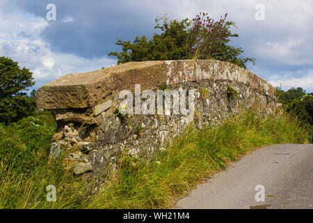 7. August 2019 eine Mauer des alten Schmalspurbahn Brücke auf der Straße in der Nähe von Cannyreagh Donaghadee in Co unten Nordirland. Ein Teil der alten stillgelegten Eisenbahn Stockfoto