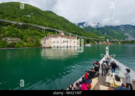 Montreux, Schweiz - 2. Mai 2018: Touristische Schiff segelt entlang dem Genfer See bis zum Schloss Chillon. Stockfoto