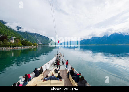 Montreux, Schweiz - 2. Mai 2018: Touristische Schiff segelt entlang dem Genfer See bis zum Schloss Chillon. Stockfoto