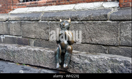 Lübeck, Deutschland - 07. 26. 2015 - Metall Teufel sitzt auf einem Stein Schritt vor dem St. Marys Kirche Stockfoto