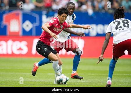 Genki HARAGUCHI (Aus, H) gegen David KINSOMBI (HH), Aktion, Duellen, Fußball 2. 1. Fussballbundesliga, 5. Spieltag, Hamburg Hamburg Hamburg (HH) - Hannover 96 (H) 3:0 am 16.08.2019 in Hamburg, Deutschland. € | Nutzung weltweit Stockfoto