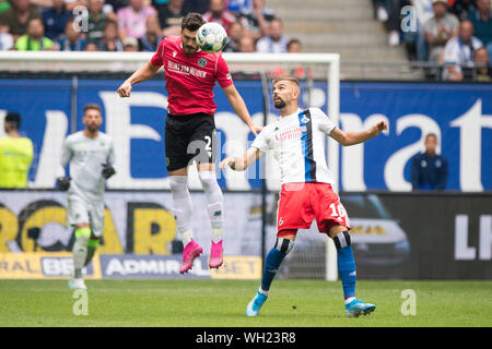Josip ELEZ (links, H) vs Lukas HINTERSEER (HH), Aktion, Duellen, Fußball 2. 1. Fussballbundesliga, 5. Spieltag, Hamburg Hamburg Hamburg (HH) - Hannover 96 (H) 3:0 am 16.08.2019 in Hamburg, Deutschland. € | Nutzung weltweit Stockfoto