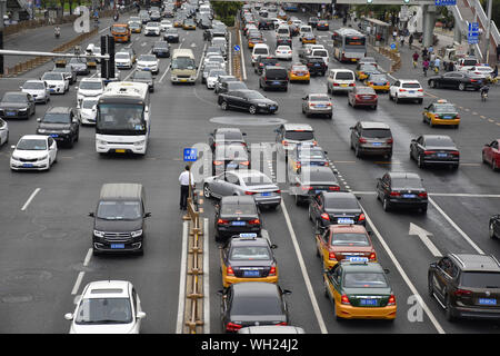 Peking, Peking, China. 2. Sep 2019. Peking, China - 2. September 2019 - Peking. Am Morgen des 26. August, Peking kleinen Bus index Regulierung und Management Office zeigten, dass die vierte Phase des diesjährigen ordentlichen kleinen Bus index Lotterie gewinnen Rate von über 2622:1, einem anderen Datensatz niedrig. Mehr als 440.000 Menschen für die neue Energie Ziel beworben haben und neue Bewerber können warten bis 2028. Das Bild zeigt den normalen Bus fahren auf Peking Highway. Credit: SIPA Asien/ZUMA Draht/Alamy leben Nachrichten Stockfoto