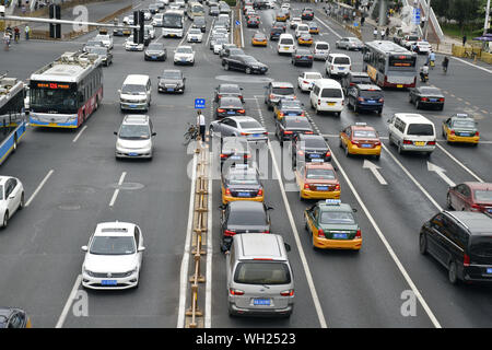 Peking, Peking, China. 2. Sep 2019. Peking, China - 2. September 2019 - Peking. Am Morgen des 26. August, Peking kleinen Bus index Regulierung und Management Office zeigten, dass die vierte Phase des diesjährigen ordentlichen kleinen Bus index Lotterie gewinnen Rate von über 2622:1, einem anderen Datensatz niedrig. Mehr als 440.000 Menschen für die neue Energie Ziel beworben haben und neue Bewerber können warten bis 2028. Das Bild zeigt den normalen Bus fahren auf Peking Highway. Credit: SIPA Asien/ZUMA Draht/Alamy leben Nachrichten Stockfoto