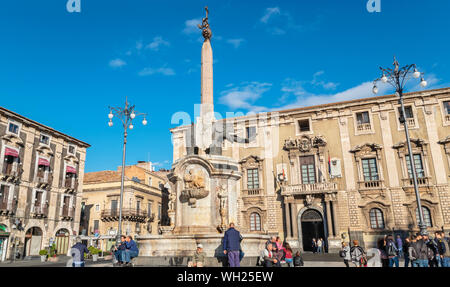 Leute in der Nähe von Elefanten Brunnen (Fontana dell'Elefante) am Cathedral Square. Catania, Sizilien, Italien Stockfoto