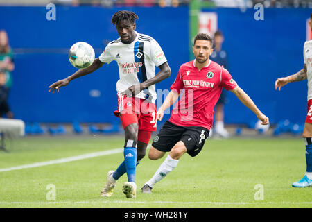 Bäckerei JATTA (l., HH) versus Julian KORB (H), Aktion, Duellen, Fußball 2. 1. Fussballbundesliga, 5. Spieltag, Hamburg Hamburg Hamburg (HH) - Hannover 96 (H) 3:0 am 16.08.2019 in Hamburg, Deutschland. € | Nutzung weltweit Stockfoto