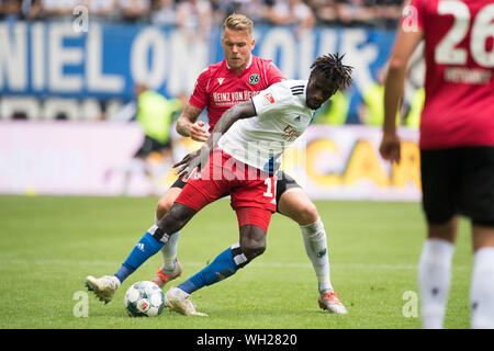 Marcell FRANKE (Hi., H) vs Bäckerei JATTA (HH), Aktion, Duellen, Fußball 2. 1. Fussballbundesliga, 5. Spieltag, Hamburg Hamburg Hamburg (HH) - Hannover 96 (H) 3:0 am 16.08.2019 in Hamburg, Deutschland. € | Nutzung weltweit Stockfoto