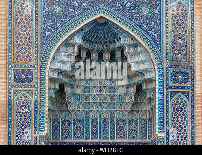 Dekorative muqarnas der Iwan Eingang der Gur-e Amir (Guri Amir) Mausoleum, Samarkand, Usbekistan Stockfoto