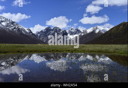 (190902)-BEIJING, Sept. 2, 2019 (Xinhua) - Foto am 21. Mai 2019 zeigt die Landschaft am Mt. Nyanpo Yutse in der tibetischen autonomen Präfektur Golog im Nordwesten der chinesischen Provinz Qinghai. Provinz Qinghai, im Nordwesten Chinas, von denen viel liegt auf dem Qinghai-Tibet Plateau, ist die Heimat der Oberlauf des Yangtze, Gelb und Lancang Flüsse. Mit einer Bevölkerung von 6 Millionen und einer Fläche von 720.000 Quadratkilometern, hat die Provinz auf einen neuen Blick auf die ökologische Umwelt mit Bemühungen um die Verbesserung der Umweltbedingungen verbracht. In den vergangenen fünf Jahren in Qinghai hat über gegossen Stockfoto