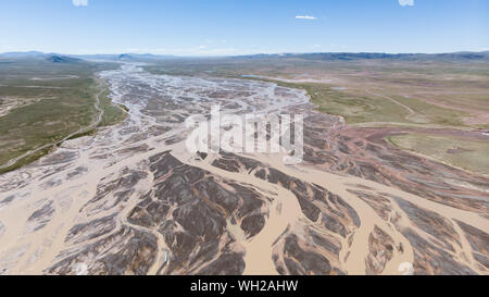 (190902)-BEIJING, Sept. 2, 2019 (Xinhua) - Luftaufnahme auf Aug 9, 2019 zeigt den Wasserlauf Ulan Moron an der Zufluss Region des Yangtze River im Nordwesten der chinesischen Provinz Qinghai. Provinz Qinghai, im Nordwesten Chinas, von denen viel liegt auf dem Qinghai-Tibet Plateau, ist die Heimat der Oberlauf des Yangtze, Gelb und Lancang Flüsse. Mit einer Bevölkerung von 6 Millionen und einer Fläche von 720.000 Quadratkilometern, hat die Provinz auf einen neuen Blick auf die ökologische Umwelt mit Bemühungen um die Verbesserung der Umweltbedingungen verbracht. In den vergangenen fünf Jahren in Qinghai hat Po Stockfoto