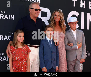 "Die Kunst des Laufens in der Regen' Uraufführung am El Capitan Theatre am 1. August 2019 in Los Angeles, CA Mit: Grace Avery Costner, Kevin Costner, Cayden Wyatt Costner, Christine Baumgartner, Hayes Logan Costner Wo: Los Angeles, California, United States Wann: 02 Aug 2019 Quelle: Nicky Nelson/WENN.com Stockfoto