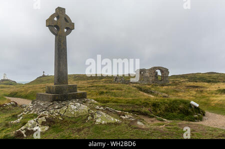 Kreuz und Kirche Ruinen auf llanddwyn Island, Anglesey, North Wales, UK. Am 22. August 2019 berücksichtigt. Stockfoto