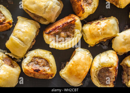 Mini cocktail Wurst rollen auf Backform aus dem Backofen - Ansicht von oben Stockfoto