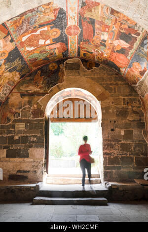 Trabzon/Türkei - 08. August 2019: Fresken in der Kirche der Hagia Sophia. Blick aus dem Inneren der Hagia Sophia. Touristen/Besuchern in die Hagia Sophia. Lange Expo Stockfoto