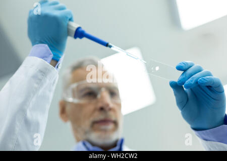 In der Nähe der medizinischen Arbeiter, der Kontrolle der DNA Stockfoto