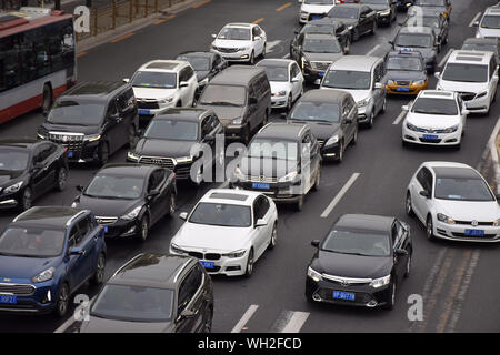 Peking, Peking, China. 2. Sep 2019. Peking, China - 2. September 2019 - Peking. Am Morgen des 26. August, Peking kleinen Bus index Regulierung und Management Office zeigten, dass die vierte Phase des diesjährigen ordentlichen kleinen Bus index Lotterie gewinnen Rate von über 2622:1, einem anderen Datensatz niedrig. Mehr als 440.000 Menschen für die neue Energie Ziel beworben haben und neue Bewerber können warten bis 2028. Das Bild zeigt den normalen Bus fahren auf Peking Highway. Credit: SIPA Asien/ZUMA Draht/Alamy leben Nachrichten Stockfoto