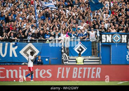 Die Fans jubeln nach dem ersetzten Bäckerei JATTA (HH), Substitution, ersetzt wurde, Jubel, Jubeln, Jubeln, Freude, Jubel, Feiern, Ventilator, Ventilatoren, Zuschauer, Fans, Anhänger, Fußball 2. 1. Fussballbundesliga, 5. Spieltag, HSV Hamburg Hamburg Hamburg (HH) - Hannover 96 (H) 3:0, am 08/16/2019 in Hamburg/Deutschland. € | Nutzung weltweit Stockfoto