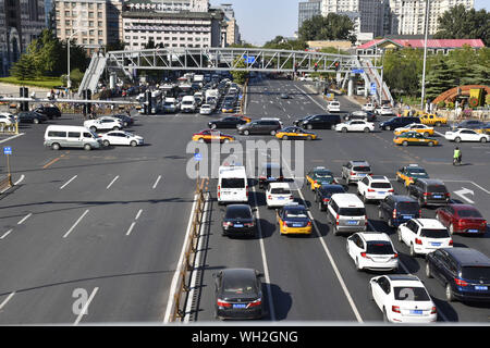 Peking, Peking, China. 2. Sep 2019. Peking, China - 2. September 2019 - Peking. Am Morgen des 26. August, Peking kleinen Bus index Regulierung und Management Office zeigten, dass die vierte Phase des diesjährigen ordentlichen kleinen Bus index Lotterie gewinnen Rate von über 2622:1, einem anderen Datensatz niedrig. Mehr als 440.000 Menschen für die neue Energie Ziel beworben haben und neue Bewerber können warten bis 2028. Das Bild zeigt den normalen Bus fahren auf Peking Highway. Credit: SIPA Asien/ZUMA Draht/Alamy leben Nachrichten Stockfoto