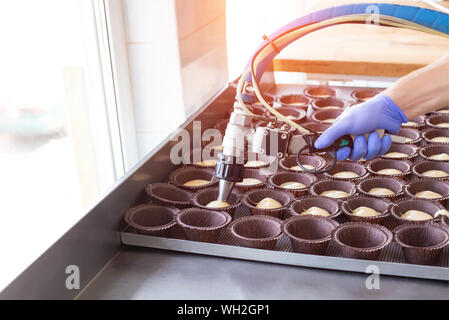 Produktion von Muffins und Kuchen auf der Produktion in großen Mengen. Lebensmittelindustrie, Süßigkeiten Stockfoto