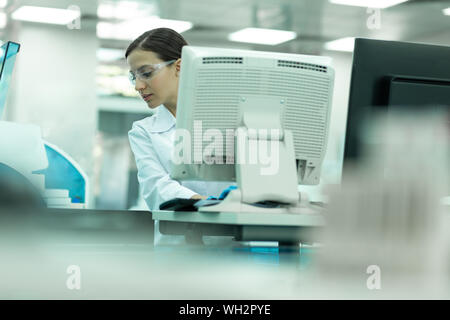 Positiv erfreut weibliche Person am Projekt arbeiten Stockfoto