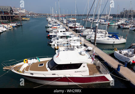 Motor Yacht günstig in der Marina im Hafen von Ramsgate, Kent Stockfoto