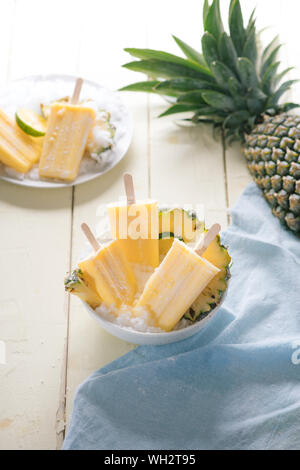 Hausgemachtes Eis oder Eis am Stiel aus Ananas eingerichtet. Ansicht von oben. Gefrorenes Fruchtmark. Sommer Spezialitäten Stockfoto
