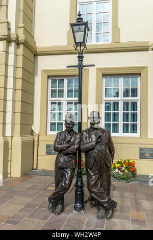 Laurel und Hardy Statue, Victoria Road, Ulverston, Cumbria, England, Großbritannien Stockfoto