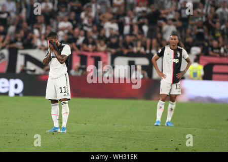 Täuschung JUVENTUS E DOUGLAS COSTA DOPO IL MOMENTANEO PAREGGIO DEL NAPOLI während Juventus Vs Napoli, Turin, Italien, 31. August 2019, Fußball Italienische Spielgeschehen Stockfoto