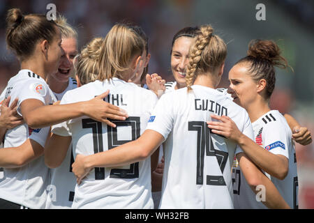 Kassel, Deutschland. 31 Aug, 2019. Jubel Traube der deutschen Spielern nach dem Ziel machen es 1-0 für Deutschland, Jubel, Jubel, Jubeln, Freude, Jubel, Feiern, goaljubel, halb Bild, halb Abbildung, Fussball Laenderspiel, Frauen, EURO Qualifikation, Deutschland (GER) - Montenegro (MNE) 10:0, am 31.08.2019 in Kassel/Deutschland. € | Nutzung der weltweiten Kredit: dpa/Alamy leben Nachrichten Stockfoto