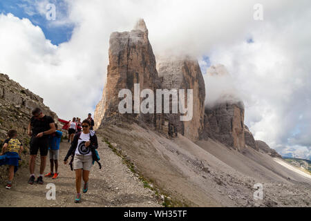 Mädchen mit Blick auf die beeindruckenden Drei Zinnen von Lavaredo, auf einem Rundweg zu Fuß rund um den obersten Spitzen Stockfoto