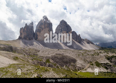 Die drei Gipfel Zinnen, sind drei markanten Gipfeln in Form von Zinnen in den italienischen Regionen Trentino-Südtirol und Venetien entfernt Stockfoto