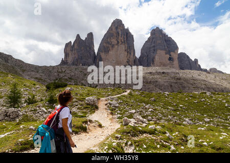 Mädchen mit Blick auf die beeindruckenden Drei Zinnen von Lavaredo, auf einem Rundweg zu Fuß rund um den obersten Spitzen Stockfoto