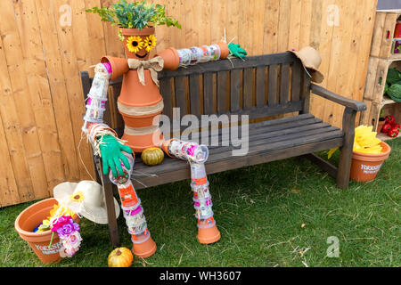 Skulptur aus Pflanztöpfen auf einem Sitz auf der Chatsworth Country Fair Derbyshire.England.UK Stockfoto