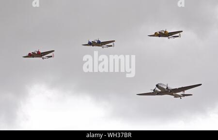 Die swissair Douglas DC-3'N 431 HM "fliegen in Formation mit 3 Beechcraft Modell 18 ist an der Flying Legends Airshow am 14. Juli 2019 Stockfoto