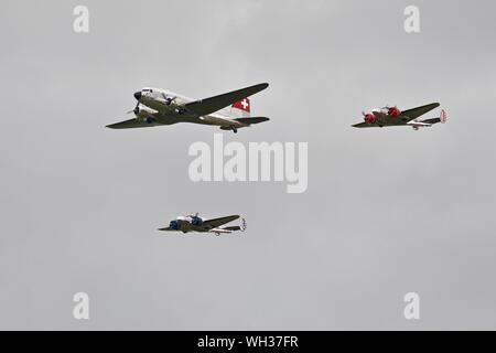 Die swissair Douglas DC-3'N 431 HM "fliegen in Formation mit 3 Beechcraft Modell 18 ist an der Flying Legends Airshow am 14. Juli 2019 Stockfoto