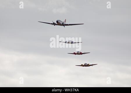 Die swissair Douglas DC-3'N 431 HM "fliegen in Formation mit 3 Beechcraft Modell 18 ist an der Flying Legends Airshow am 14. Juli 2019 Stockfoto