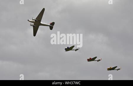 Die swissair Douglas DC-3'N 431 HM "fliegen in Formation mit 3 Beechcraft Modell 18 ist an der Flying Legends Airshow am 14. Juli 2019 Stockfoto