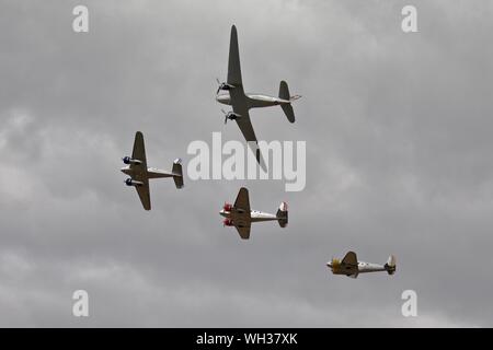 Die swissair Douglas DC-3'N 431 HM "fliegen in Formation mit 3 Beechcraft Modell 18 ist an der Flying Legends Airshow am 14. Juli 2019 Stockfoto