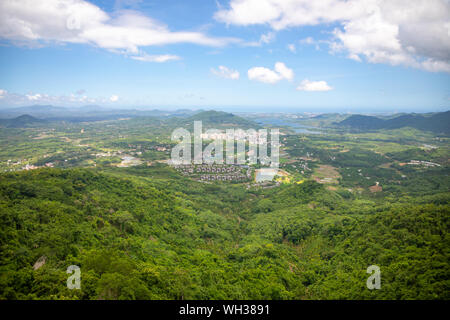 Blick vom Panorama Brücke aus Glas in der Yanoda rain forest park auf der Insel Hainan in der Stadt Sanya, China Stockfoto